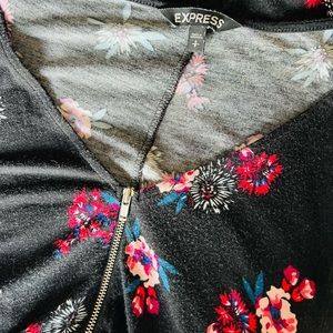 Size small Express floral dress. This dress hits above the knee.